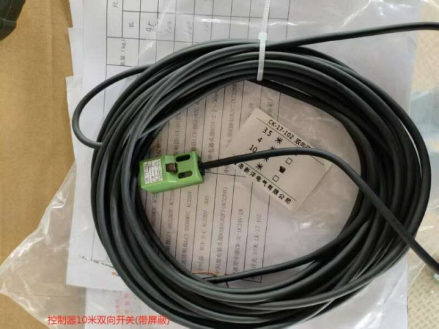������ ����������� ��-17-102 (Vcc 5-30VDC Imax 150 mA)  ��� QUADRO